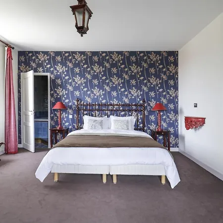 Manoir De Costeperier *