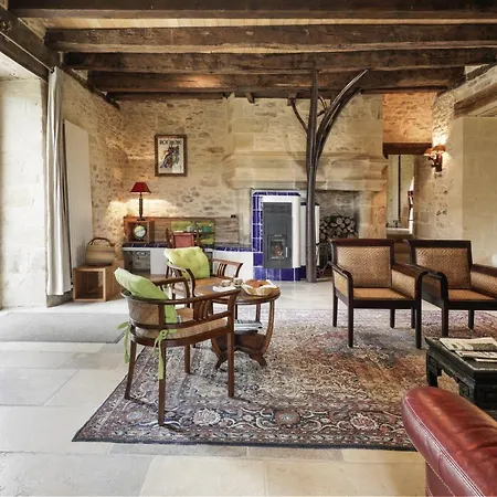 Manoir De Costeperier *